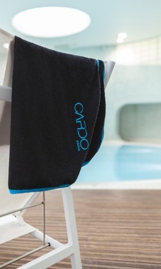 Serviette corps eponge noire ganse bleu turquoise CARDO Paris piscine swimwear joli élégant confortable français